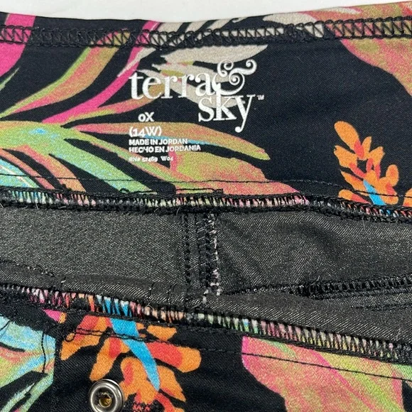 🥳💐TERRA & SKY Jeans, Black Flowered, Size 14W - Picture 2 of 7